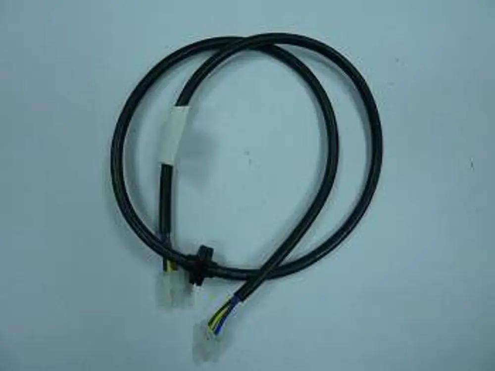 SCU-Kabel von Remeha mit zwei Leitungen, konzipiert für den Einsatz in elektrischen Anwendungen. Schwarze Ummantelung, klare Anschlussstecker.